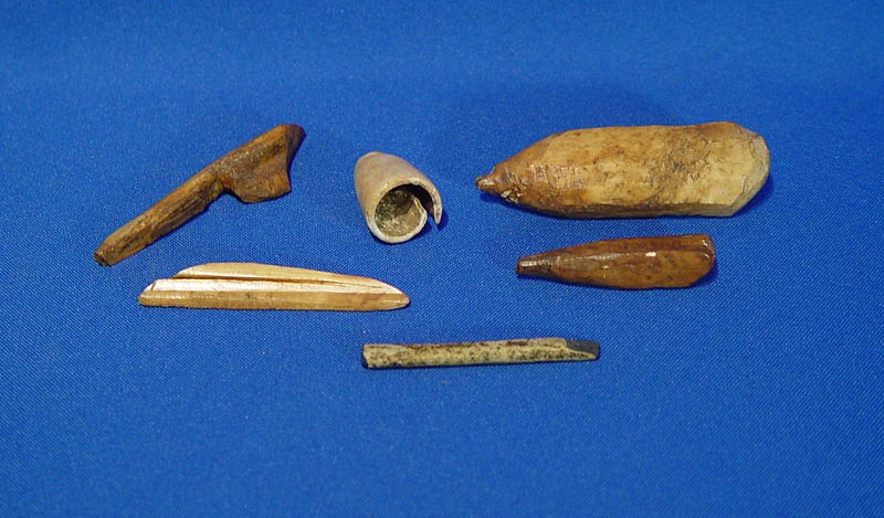 10 - Pacific Northwest, Ancient Eskimo Artifacts: Six items, 2 pins or plugs, 1 shell pendant, 2 pieces broken spearheads and 1 misc.